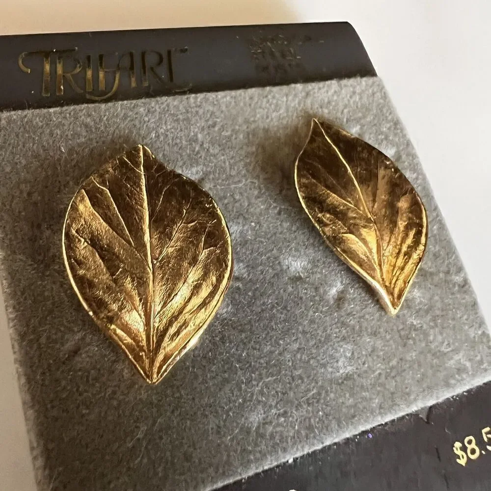 Vintage Trifari Rose Leaf Brushed Gold Tone Earrings Leaves Stud Pierced 4553